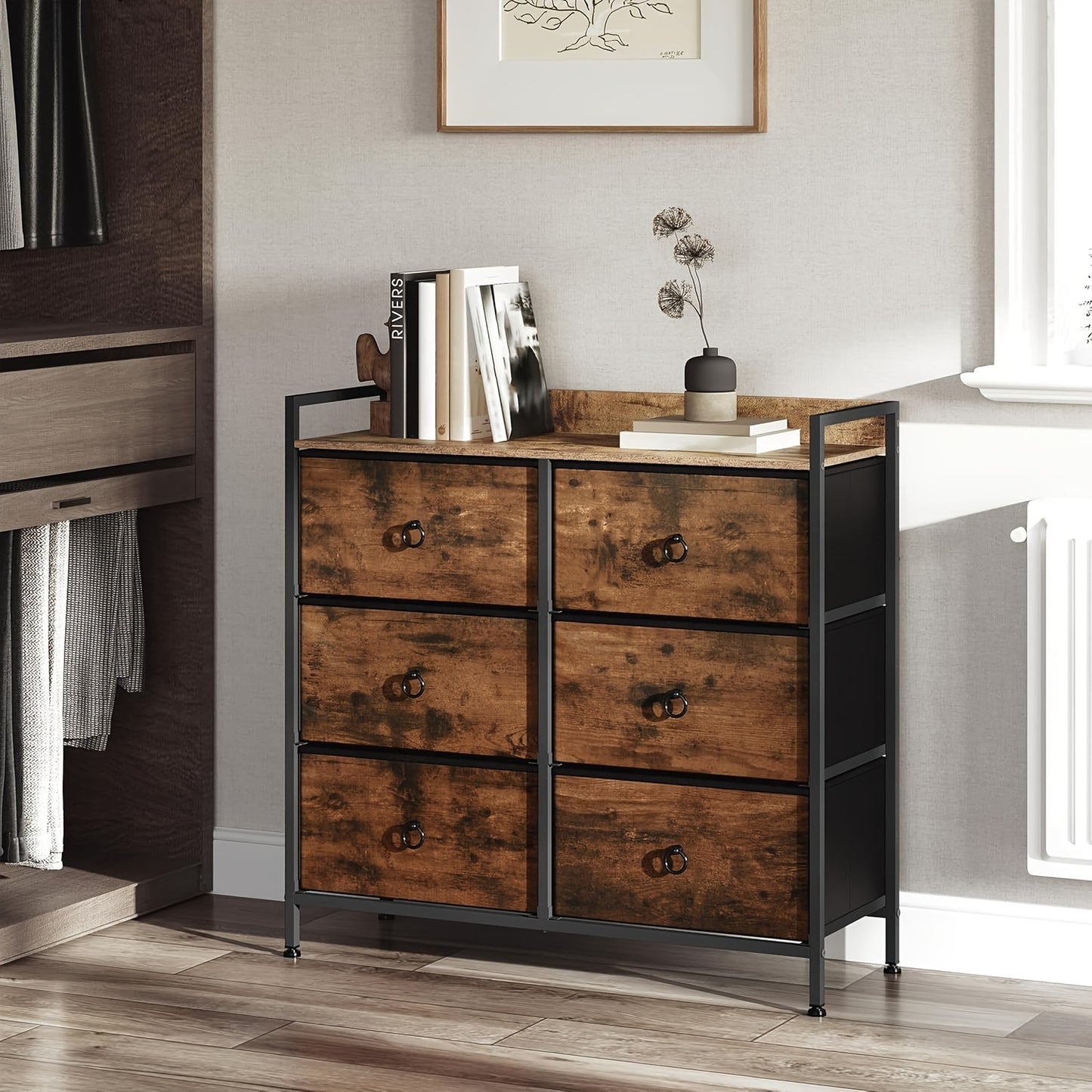 1 commode avec un meuble à tiroirs comprenant six tiroirs en tissu, conçue pour le rangement dans la chambre à coucher, le salon ou le couloir, avec une structure en métal dans un style industriel vintage, finie en marron et noir