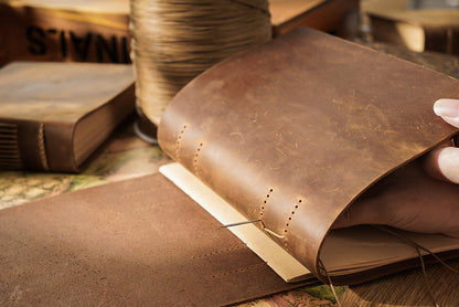 Cahier en Cuir Marron Vintage - 400 Pages, 19.05Cm X 13.97Cm Journal de Voyage Fait Main avec Design Floral en Relief, Papier Kraft Durable, Cadeau Unisexe pour Hommes et Femmes, Parfait pour Croquis, Journalisation et