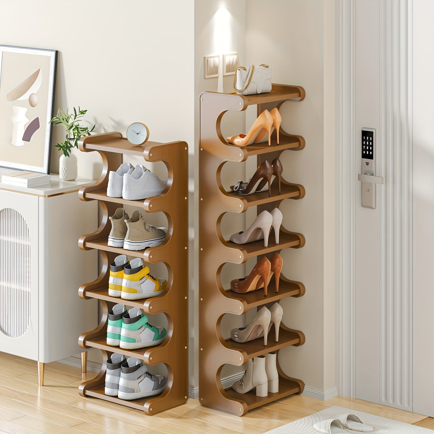 Un meuble à chaussures compact à 7 niveaux conçu pour les espaces d'angle dans les maisons, les résidences étudiantes ou les locations, maximisant l'efficacité du stockage. Ces armoires à chaussures s'intègrent bien dans divers types de pièces.