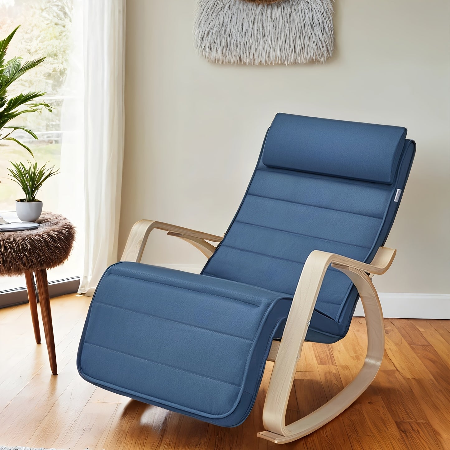 Fauteuil à bascule en bois de bouleau avec accoudoirs, un design lounge et un repose-pieds réglable en cinq positions différentes