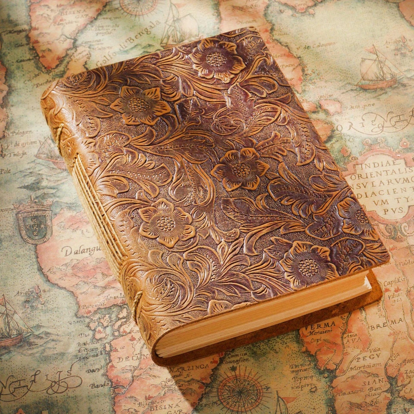 Cahier en Cuir Marron Vintage - 400 Pages, 19.05Cm X 13.97Cm Journal de Voyage Fait Main avec Design Floral en Relief, Papier Kraft Durable, Cadeau Unisexe pour Hommes et Femmes, Parfait pour Croquis, Journalisation et