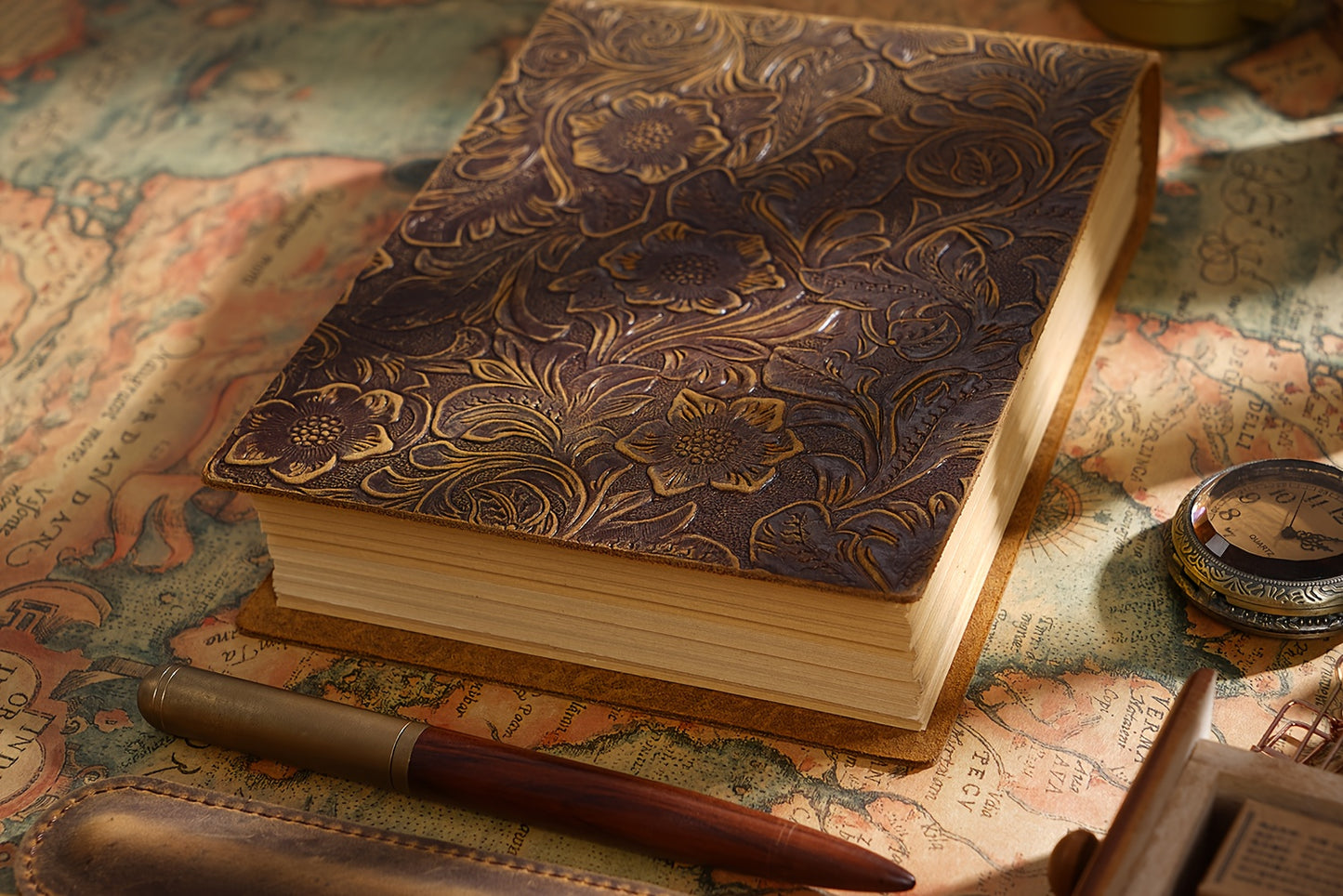 Cahier en Cuir Marron Vintage - 400 Pages, 19.05Cm X 13.97Cm Journal de Voyage Fait Main avec Design Floral en Relief, Papier Kraft Durable, Cadeau Unisexe pour Hommes et Femmes, Parfait pour Croquis, Journalisation et