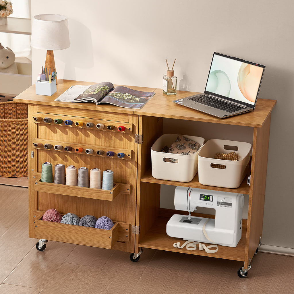Table à Coudre Pliable VEVOR avec Roues Verrouillables, Étagères, Plateaux et Porte en Bois