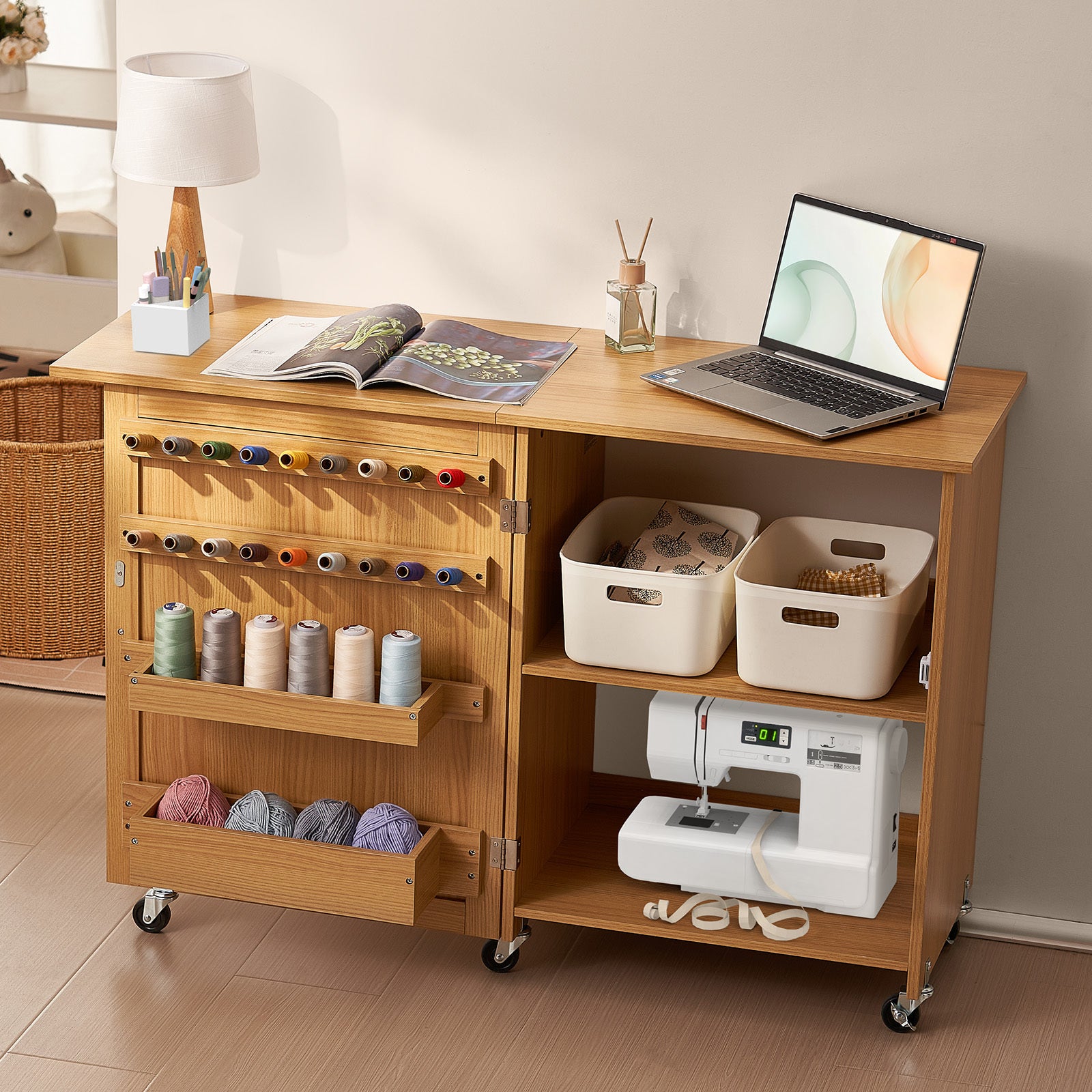 Table à Coudre Pliable VEVOR avec Roues Verrouillables, Étagères, Plateaux et Porte en Bois
