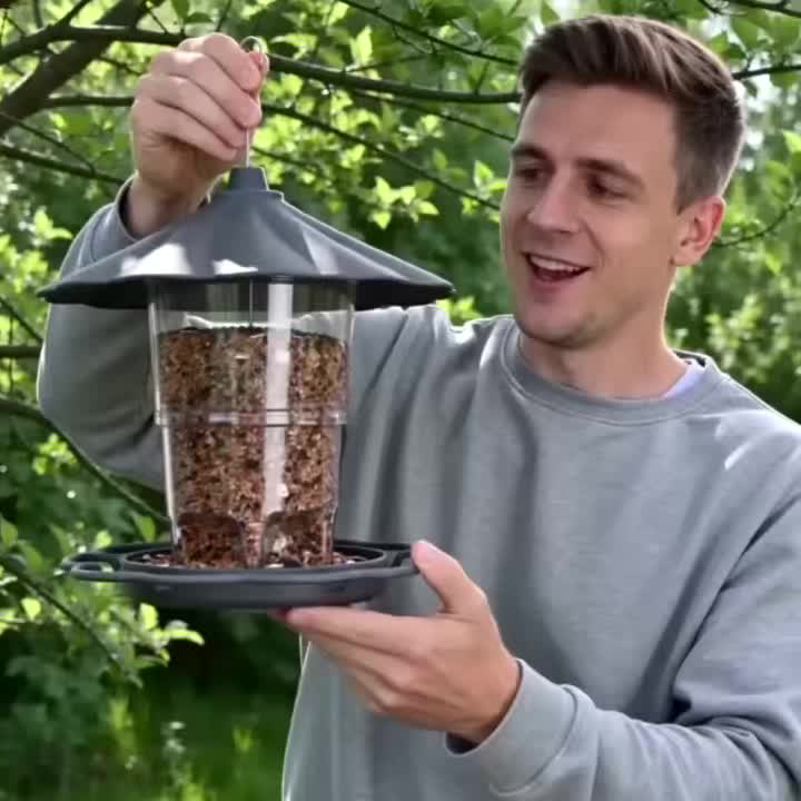 Mangeoire à oiseaux d'extérieur suspendue avec fil métallique robuste et auvent, mangeoire à oiseaux réglable en plastique, capacité de 820 ml, avec trous de drainage intégrés, conception coupe-vent, hauteur réglable, avec fil métallique robuste et auvent