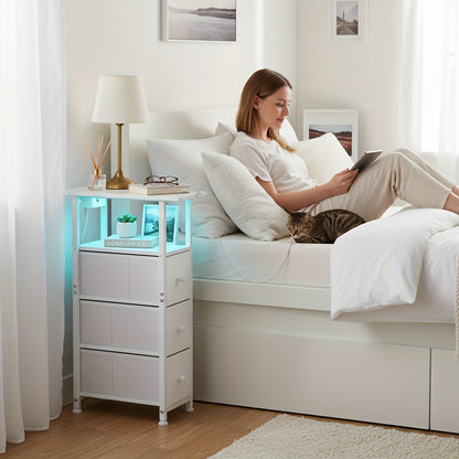 AMHANCIBLE 2 tables d'appoint étroites avec 3 tiroirs en tissu, étagère de rangement ouverte avec bande lumineuse et station de charge pour petits espaces, cadre en métal