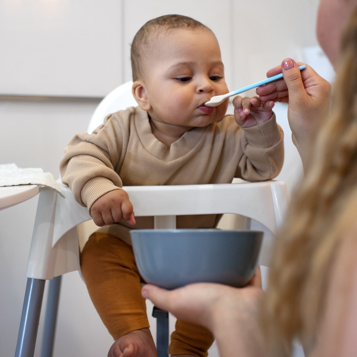 Chaise Haute Pliable Portable pour l'Alimentation des Enfants + Plateau 2En1 - Légère, Facile à Plier et à Déplier, Table Multifonctionnelle pour Enfants avec Ceinture de Sécurité, Construction Durable en Aluminium et ABS, Chaise en Plastique pour Enfants