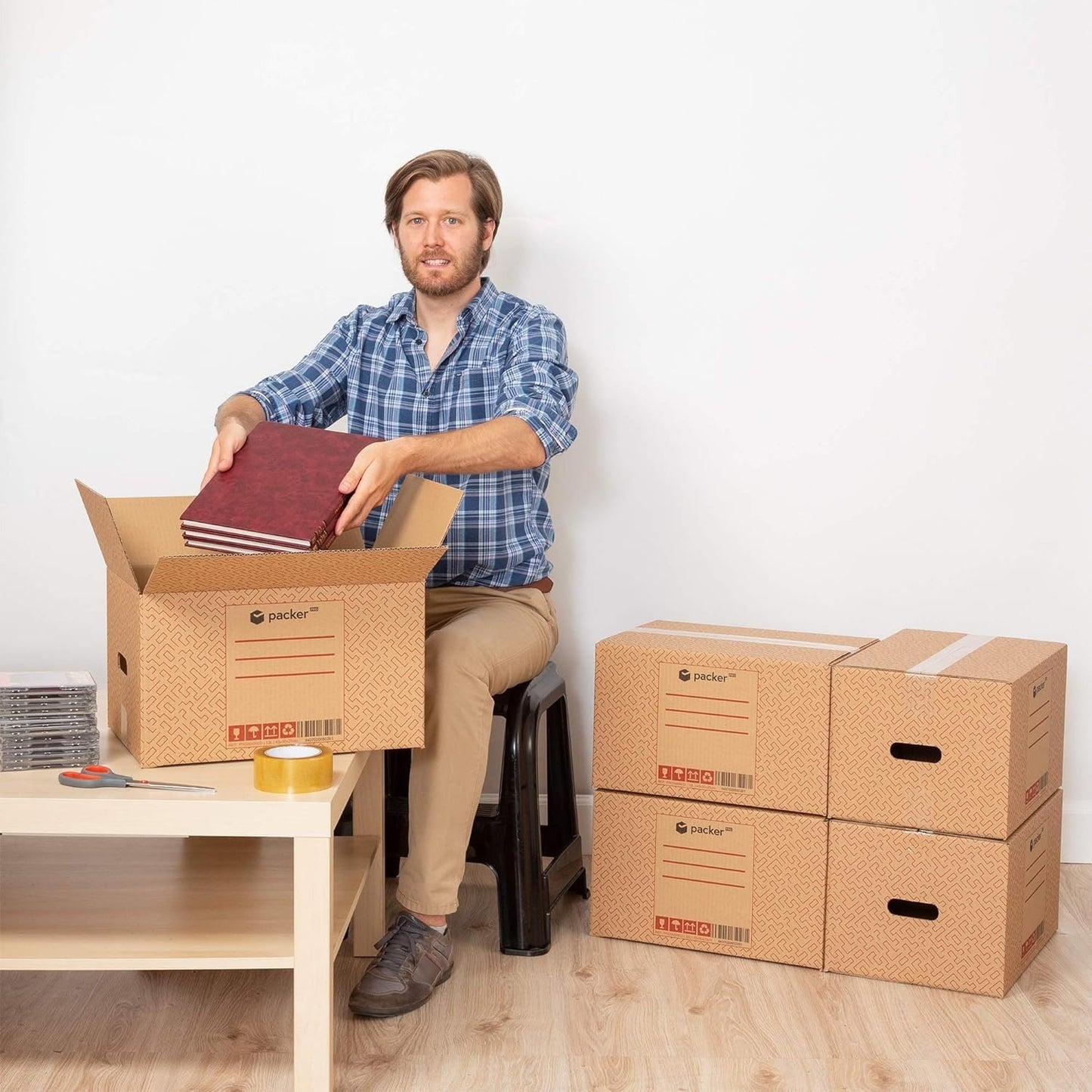Boîte en carton ultra-résistante pour déménagement et stockage avec poignées, fabriquée en carton rigide, idéale pour le déménagement ou le stockage de livres et de vêtements, transport confortable et sûr grâce aux poignées latérales - Packer PRO