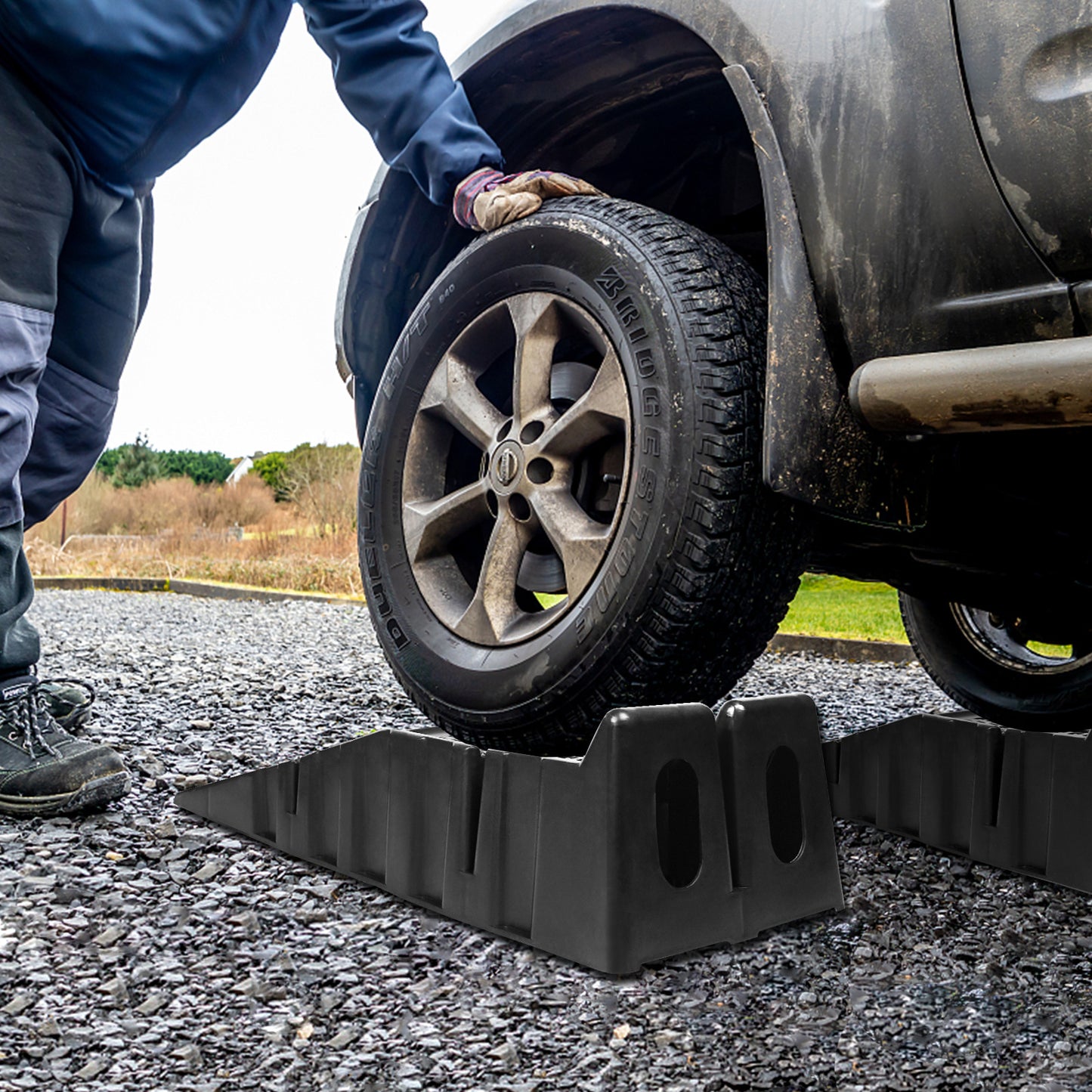 Ensemble de deux rampes d'arrimage robustes en plastique – Peuvent supporter jusqu'à 2,5 tonnes avec une largeur de chargement de 32 cm, parfaites pour les plates-formes de levage et l'entretien des véhicules
