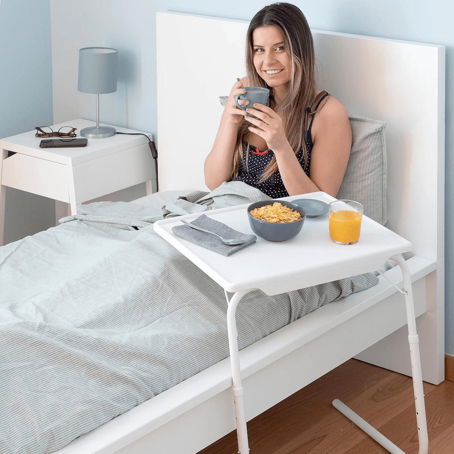 Table pliante portable, table auxiliaire multifonctionnelle réglable, 6 réglages de hauteur, 3 réglages d'inclinaison, permet jusqu'à 18 positions différentes, légère, stable et durable, conçue pour manger, travailler avec ordinateur portable, dessiner, é