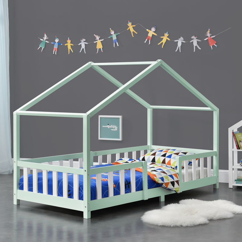 Lit pour enfants Treviolo de style maison avec protection contre les chutes en bois de pin