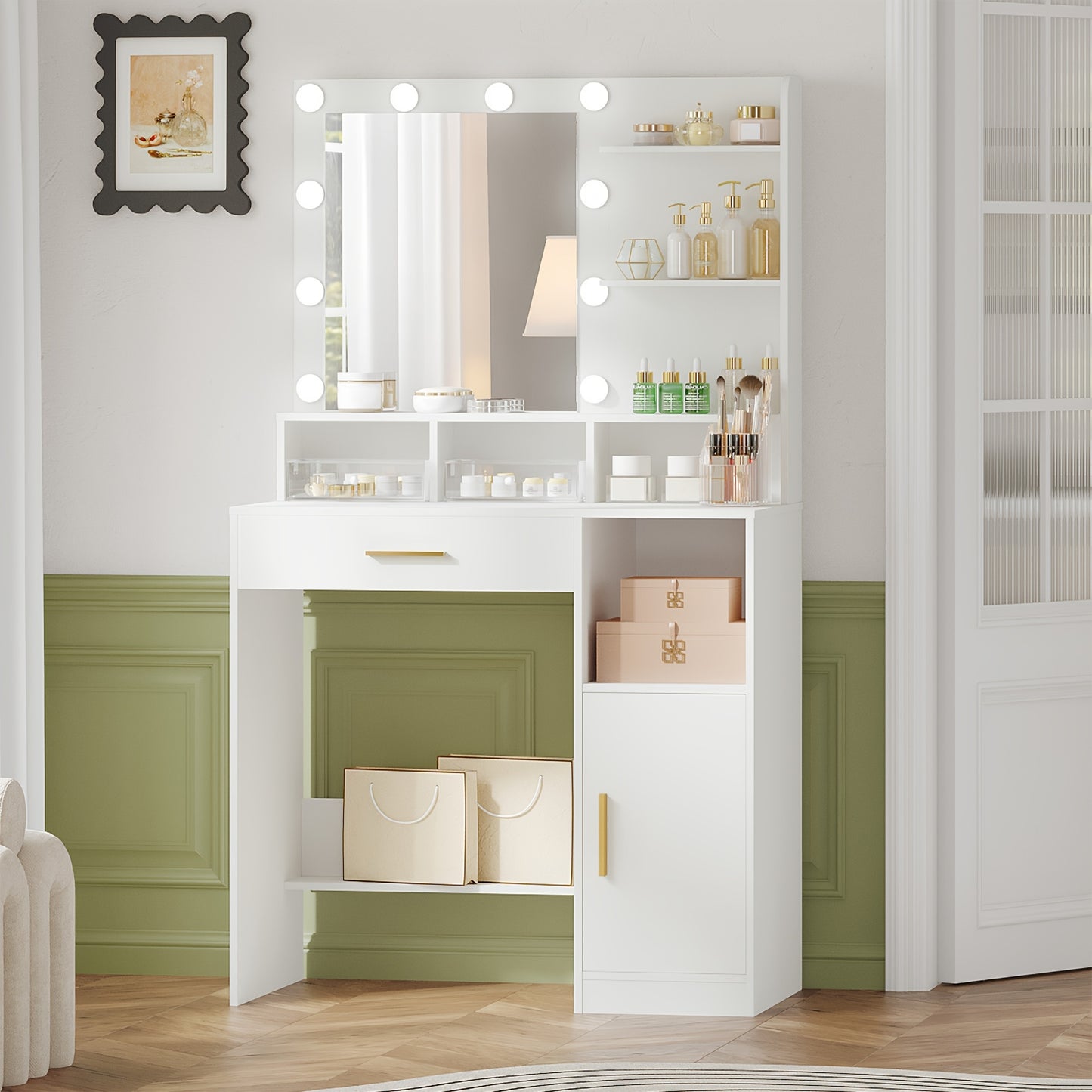 Un coiffeuse avec miroir, une commode avec trois étagères et quatre compartiments ouverts, une coiffeuse avec de grands tiroirs et armoires, et trois niveaux de luminosité réglables, sans tabouret.