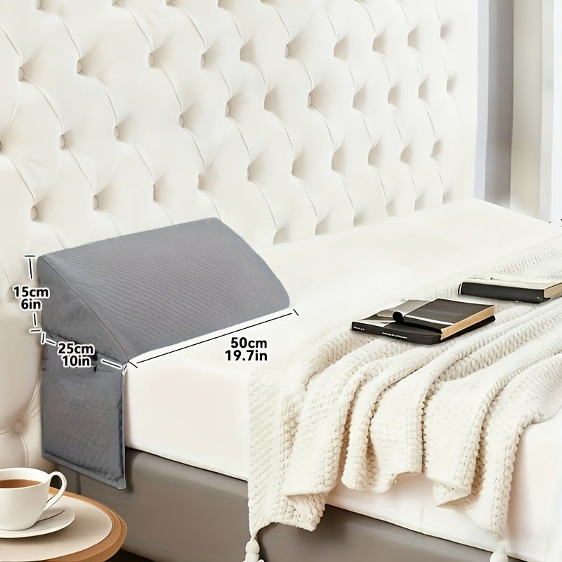 Oreiller en forme de cale conçu pour combler l'espace entre la tête de lit et le matelas. Lavable en machine, disponible en gris et blanc, il soutient le bas du dos pendant la lecture. Retour gratuit des articles endommagés, frais de retour inclus