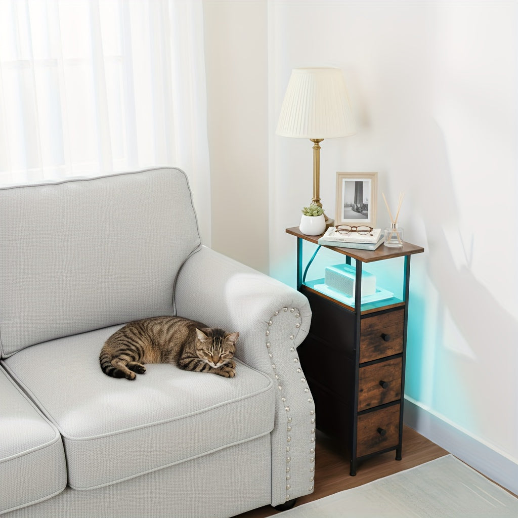 AMHANCIBLE 2 tables d'appoint étroites avec 3 tiroirs en tissu, étagère de rangement ouverte avec bande lumineuse et station de charge pour petits espaces, cadre en métal