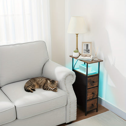 AMHANCIBLE 2 tables d'appoint étroites avec 3 tiroirs en tissu, étagère de rangement ouverte avec bande lumineuse et station de charge pour petits espaces, cadre en métal