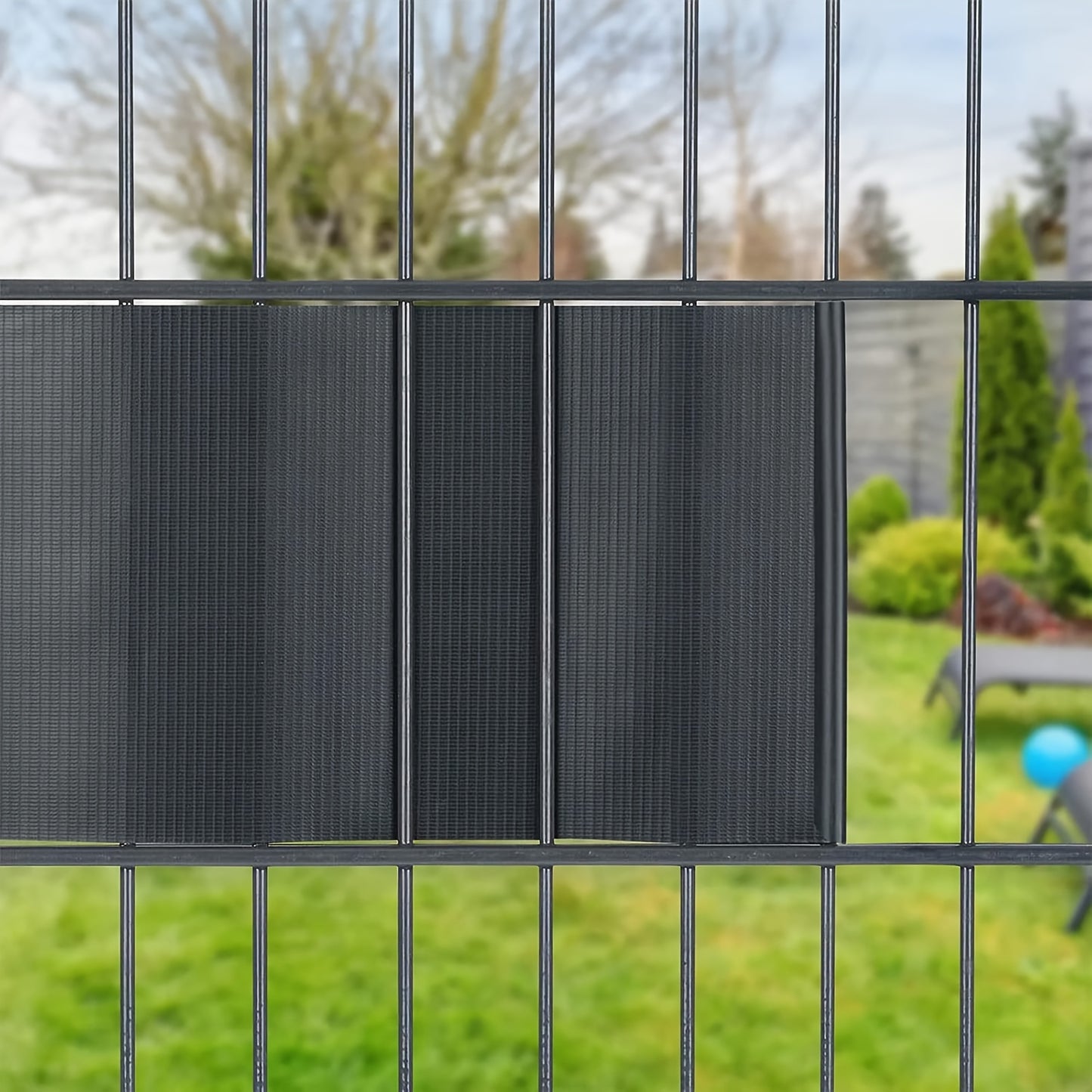 72 pièces de bandes d'écran d'intimité en PVC avec rails de serrage, conçues pour être utilisées comme barrière anti-vent ou écran d'intimité pour jardins et clôtures, comprenant des clips de fixation pour les clôtures en treillis double fil en couleur an