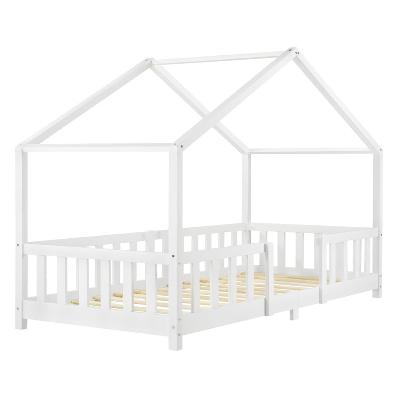 Lit pour enfants Treviolo de style maison avec protection contre les chutes en bois de pin