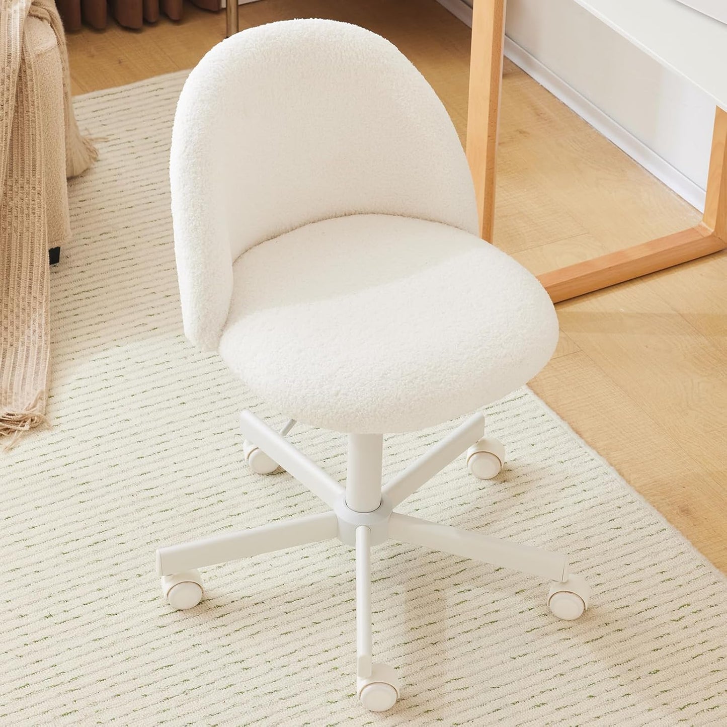 Chaise de bureau ergonomique réglable en hauteur Bonnlo avec base à 5 roues, revêtement en tissu Teddy blanc et cadre en métal - Chaise de bureau inclinable manuelle avec siège rembourré doux pour bureau à domicile, chambre, bureau - Construction robuste