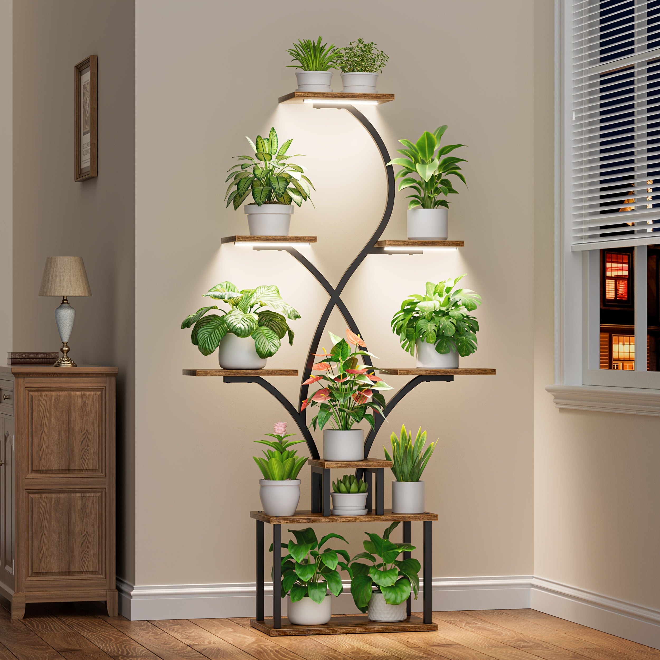 Un support d'escalier à plantes d'intérieur avec lumières de croissance, un présentoir d'angle à 8 niveaux, mesurant 157,7 cm, conçu comme un étagère haute en métal polyvalent pour les plantes et les loisirs créatifs. Cette étagère en forme de pic de fleu