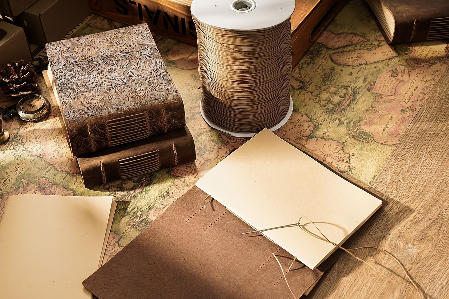 Cahier en Cuir Marron Vintage - 400 Pages, 19.05Cm X 13.97Cm Journal de Voyage Fait Main avec Design Floral en Relief, Papier Kraft Durable, Cadeau Unisexe pour Hommes et Femmes, Parfait pour Croquis, Journalisation et