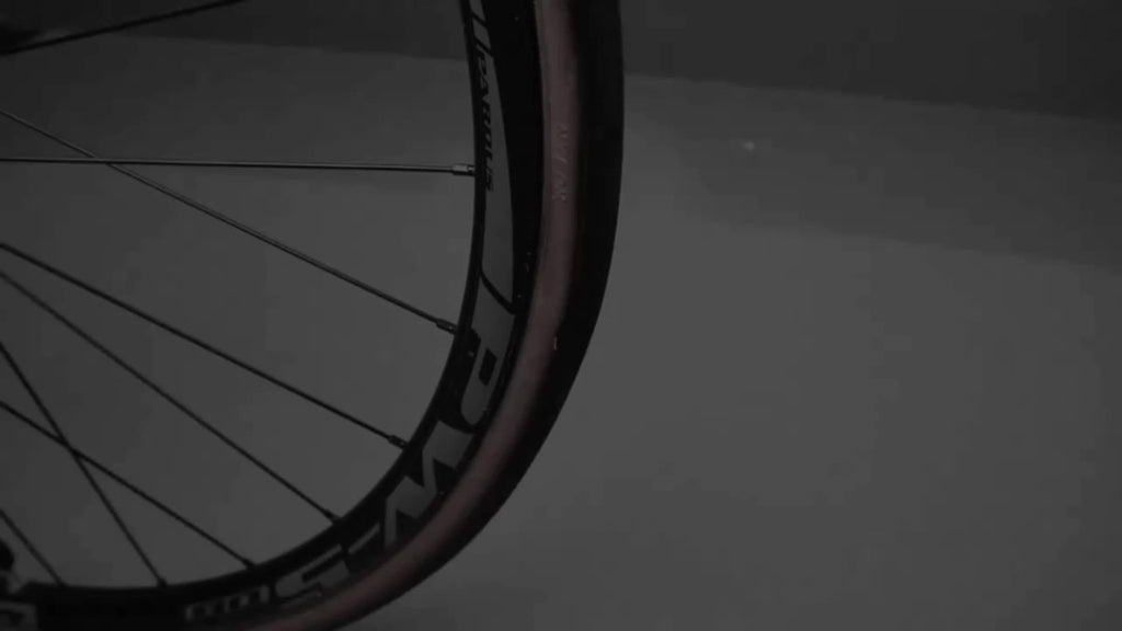 Pompe à air électrique ultra-compacte avec manomètre numérique LCD et batterie rechargeable USB-C pour vélos, motos, ballons et pneus - gonfleur portable pour équipements et urgences