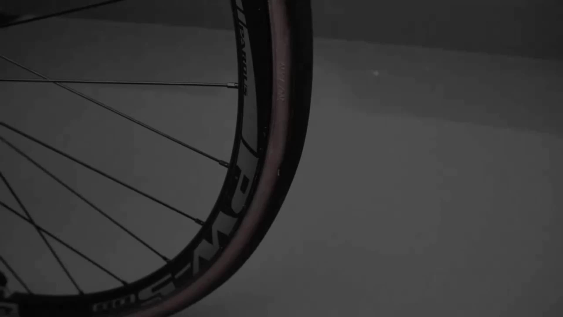 Pompe à air électrique ultra-compacte avec manomètre numérique LCD et batterie rechargeable USB-C pour vélos, motos, ballons et pneus - gonfleur portable pour équipements et urgences