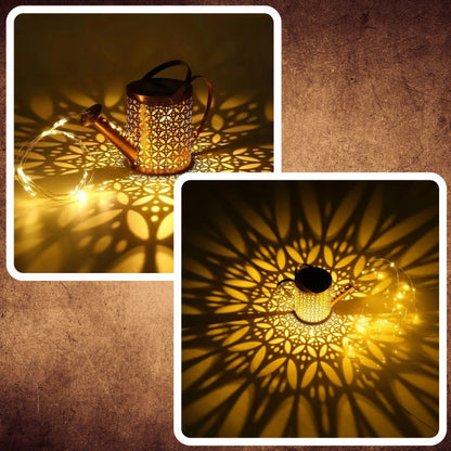 Lanterne de Jardin LED à Énergie Solaire XXL en Forme d'Arrosoir avec Capteur de Crépuscule. Lampe Solaire Décorative avec Eau Coulante et Effet de Goutte LED. Arrosoir Suspendu en Métal sur Support, 83 cm, pour Jardinières, Pelouses et Parterres de Fleur