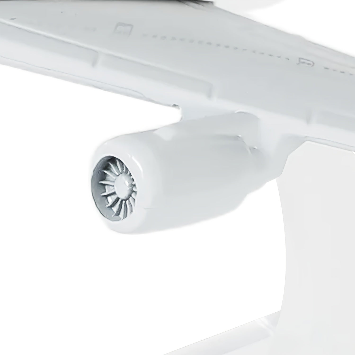 Un cadeau idéal pour les passionnés d'aviation et les pilotes ! Ce modèle en métal à l'échelle 1:400 de l'avion B747 est parfaitement proportionné pour être exposé sur un bureau. Il constitue un cadeau original et attentionné pour les anniversaires ou les