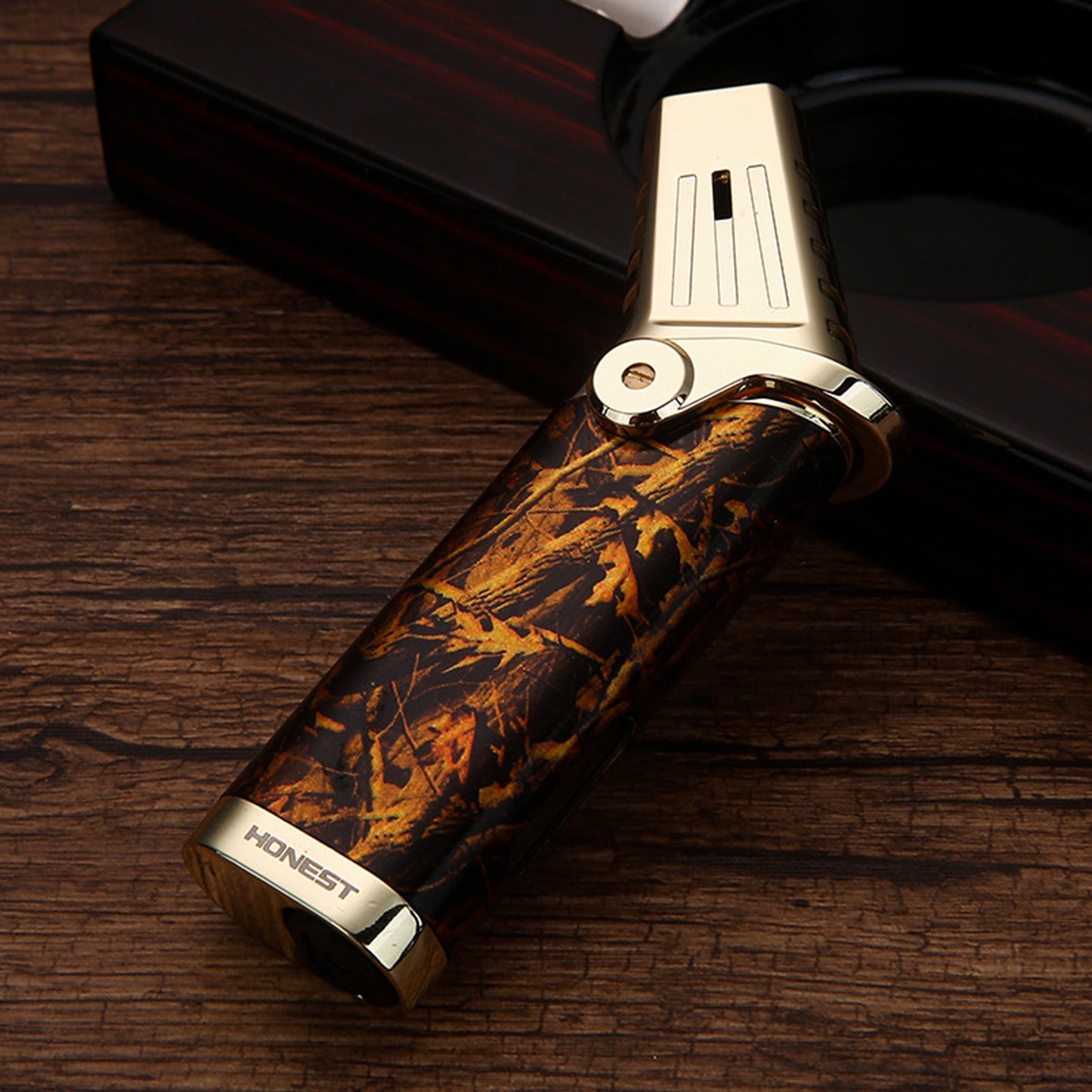 Briquet en métal, motifs exquis de tête inclinée, poli, coupe-vent, rechargeable, au butane, triple jet, flamme bleue, en alliage de zinc, plus facile à utiliser pour une meilleure expérience de camping, barbecue, bougies (butane non inclus)