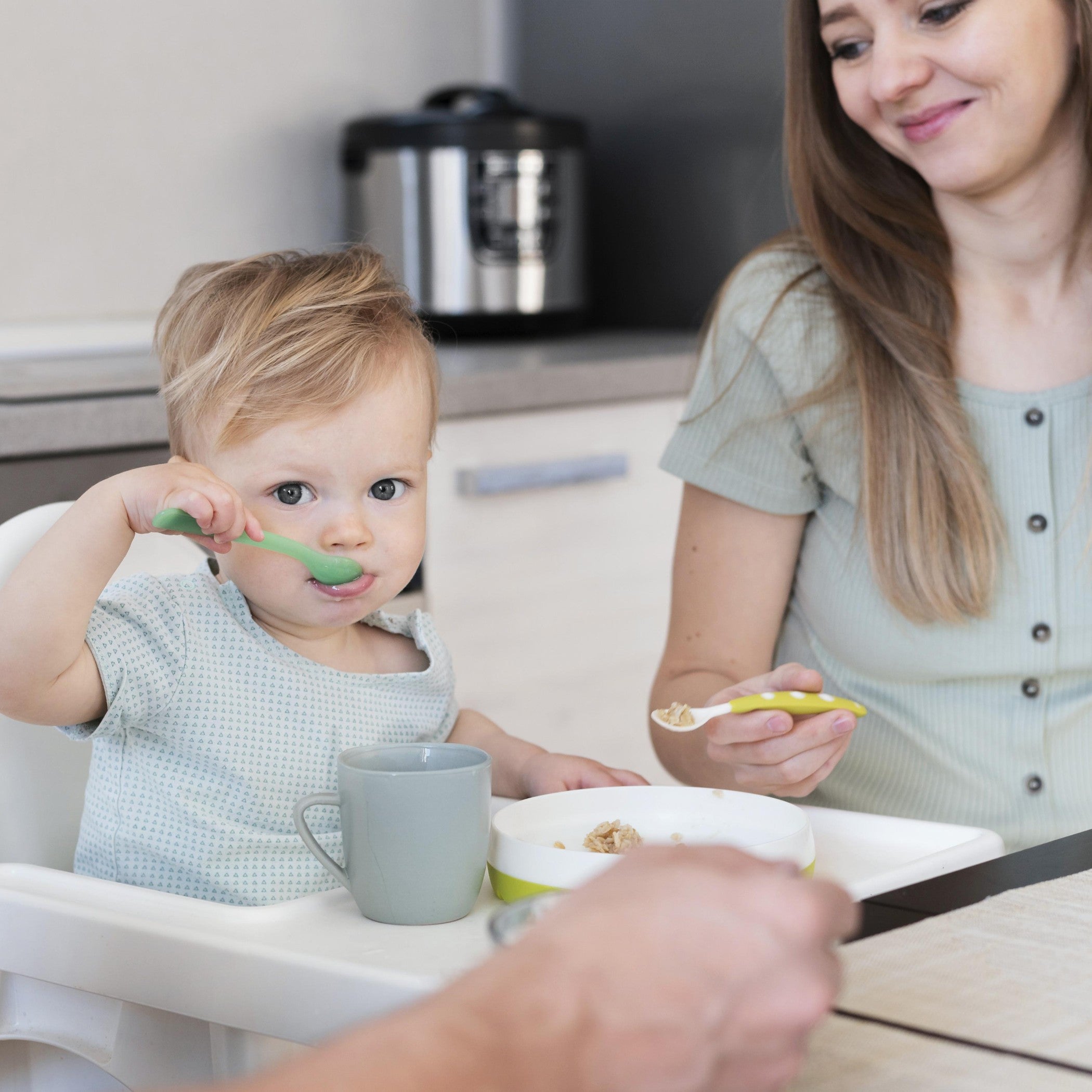 Chaise Haute Pliable Portable pour l'Alimentation des Enfants + Plateau 2En1 - Légère, Facile à Plier et à Déplier, Table Multifonctionnelle pour Enfants avec Ceinture de Sécurité, Construction Durable en Aluminium et ABS, Chaise en Plastique pour Enfants