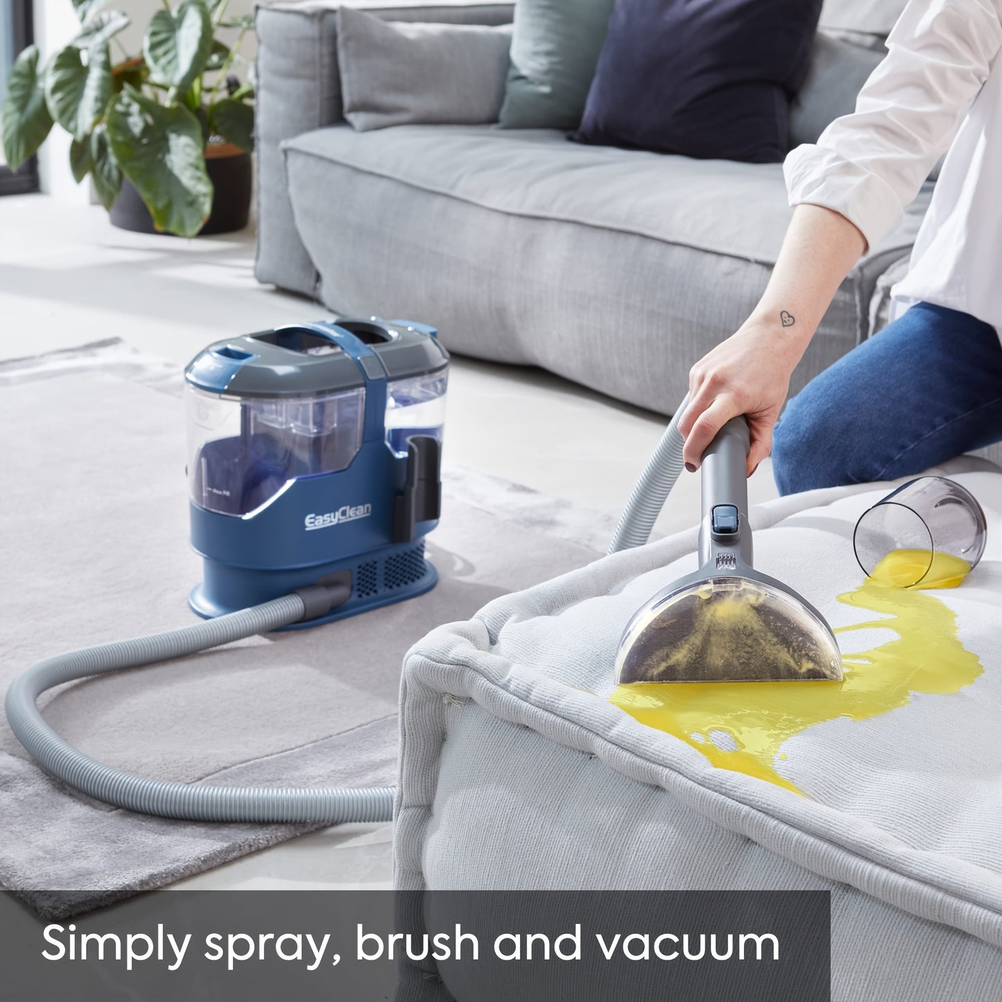 Easyclean Quick Carpet Remover pour tapis, escaliers et rembourrages. Dispose de 2 outils, d'un puissant moteur de 800W, d'une portée étendue et d'un réservoir spacieux de 2,5L.