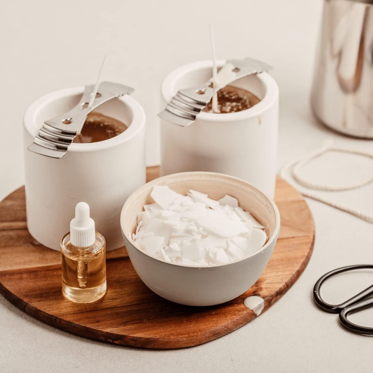 Cire de soja Premium pour bougies en pot 1Kg. Perles à point de fusion bas, idéale pour les bougies aromatiques faites maison et les projets DIY, en sac auto-scellant.