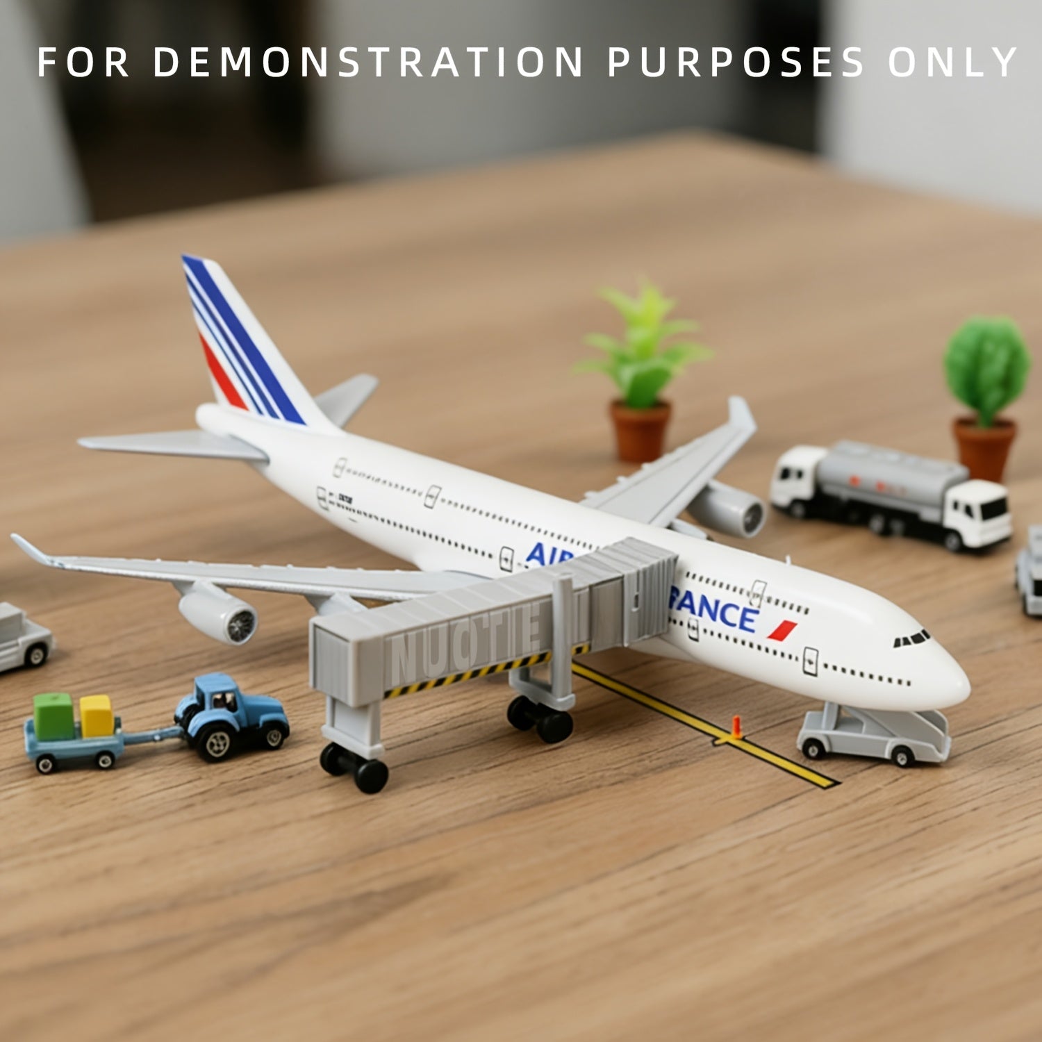 Un cadeau idéal pour les passionnés d'aviation et les pilotes ! Ce modèle en métal à l'échelle 1:400 de l'avion B747 est parfaitement proportionné pour être exposé sur un bureau. Il constitue un cadeau original et attentionné pour les anniversaires ou les