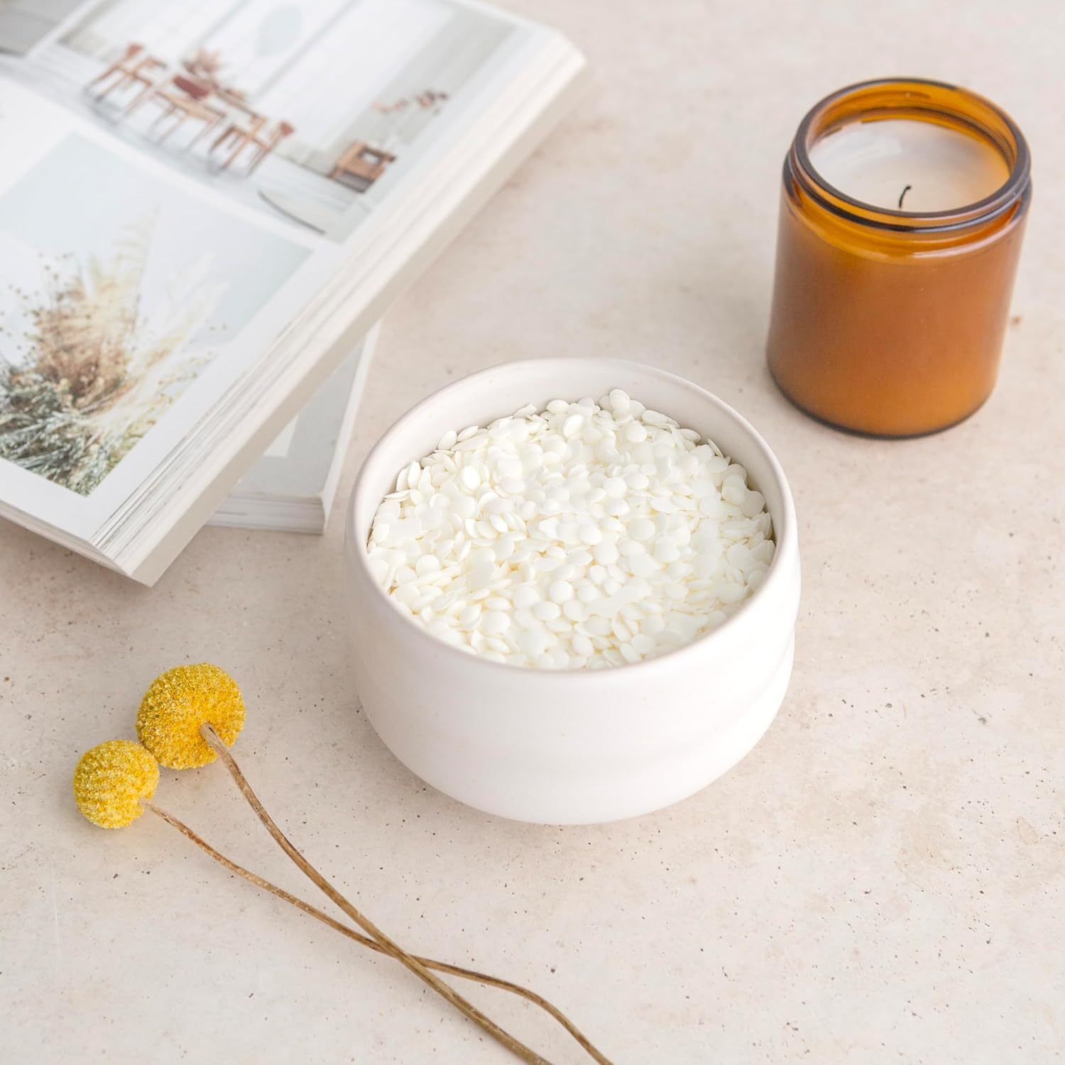 Cire de soja Premium pour bougies en pot 1Kg. Perles à point de fusion bas, idéale pour les bougies aromatiques faites maison et les projets DIY, en sac auto-scellant.