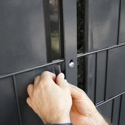 72 pièces de bandes d'écran d'intimité en PVC avec rails de serrage, conçues pour être utilisées comme barrière anti-vent ou écran d'intimité pour jardins et clôtures, comprenant des clips de fixation pour les clôtures en treillis double fil en couleur an