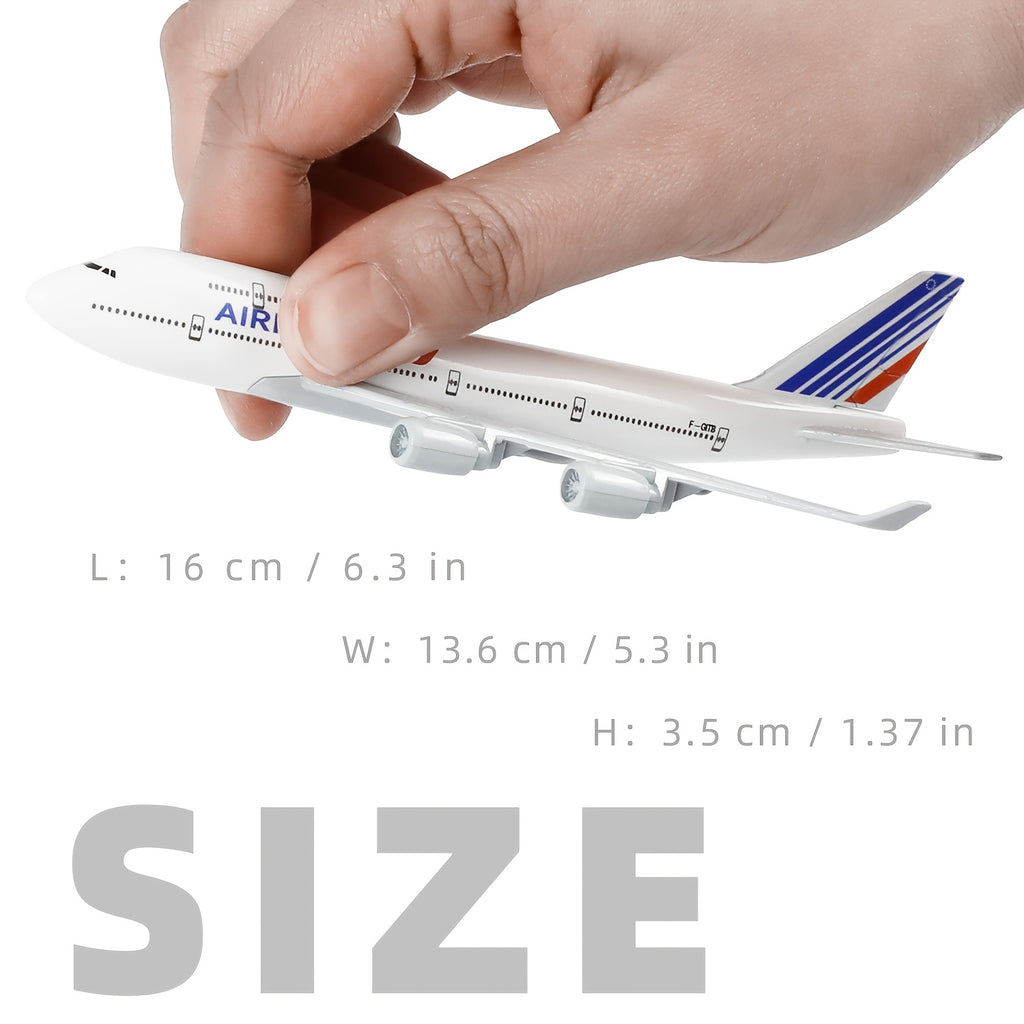 Un cadeau idéal pour les passionnés d'aviation et les pilotes ! Ce modèle en métal à l'échelle 1:400 de l'avion B747 est parfaitement proportionné pour être exposé sur un bureau. Il constitue un cadeau original et attentionné pour les anniversaires ou les