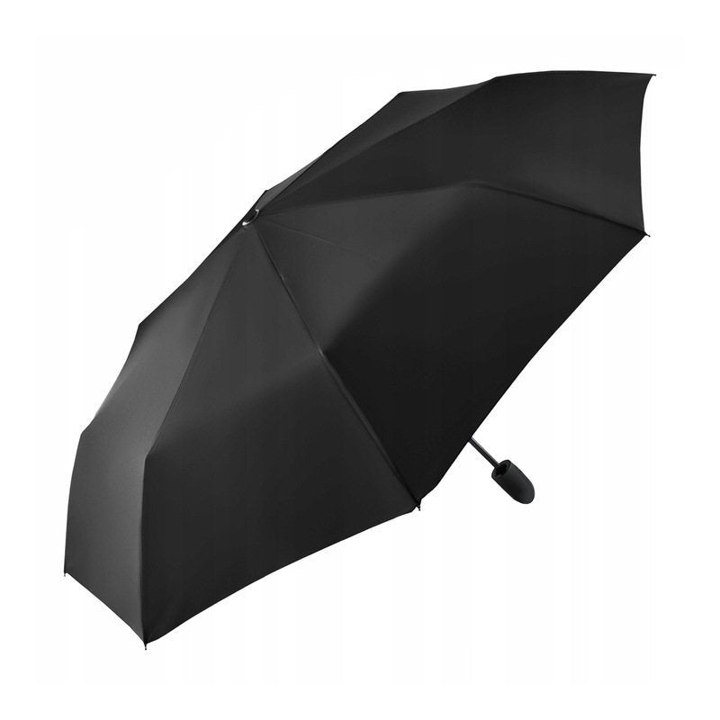 PARAPLUIE XXL NOIRE PLIANTE AUTOMATIQUE ET RÉSISTANTE AU VENT. Ouverture et fermeture à un bouton. Armature robuste à 8 baleines en acier à ressort et fibre de carbone. Diamètre XXL de 96 cm. Matériau à séchage rapide avec revêtement UV. Longueur compacte