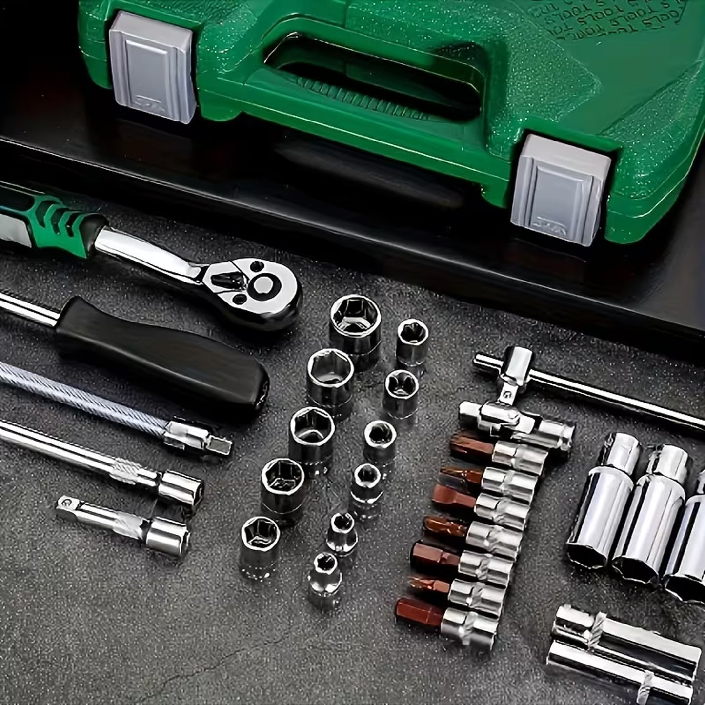 Collection Premium de 54 pièces d'outils mécaniques, comprenant des douilles standard de 1/2", 1/4" et 3/8", un jeu de clés à cliquet, une clé dynamométrique et des kits d'outils mécaniques adaptés aux réparations automobiles et aux tâches mécaniques dome