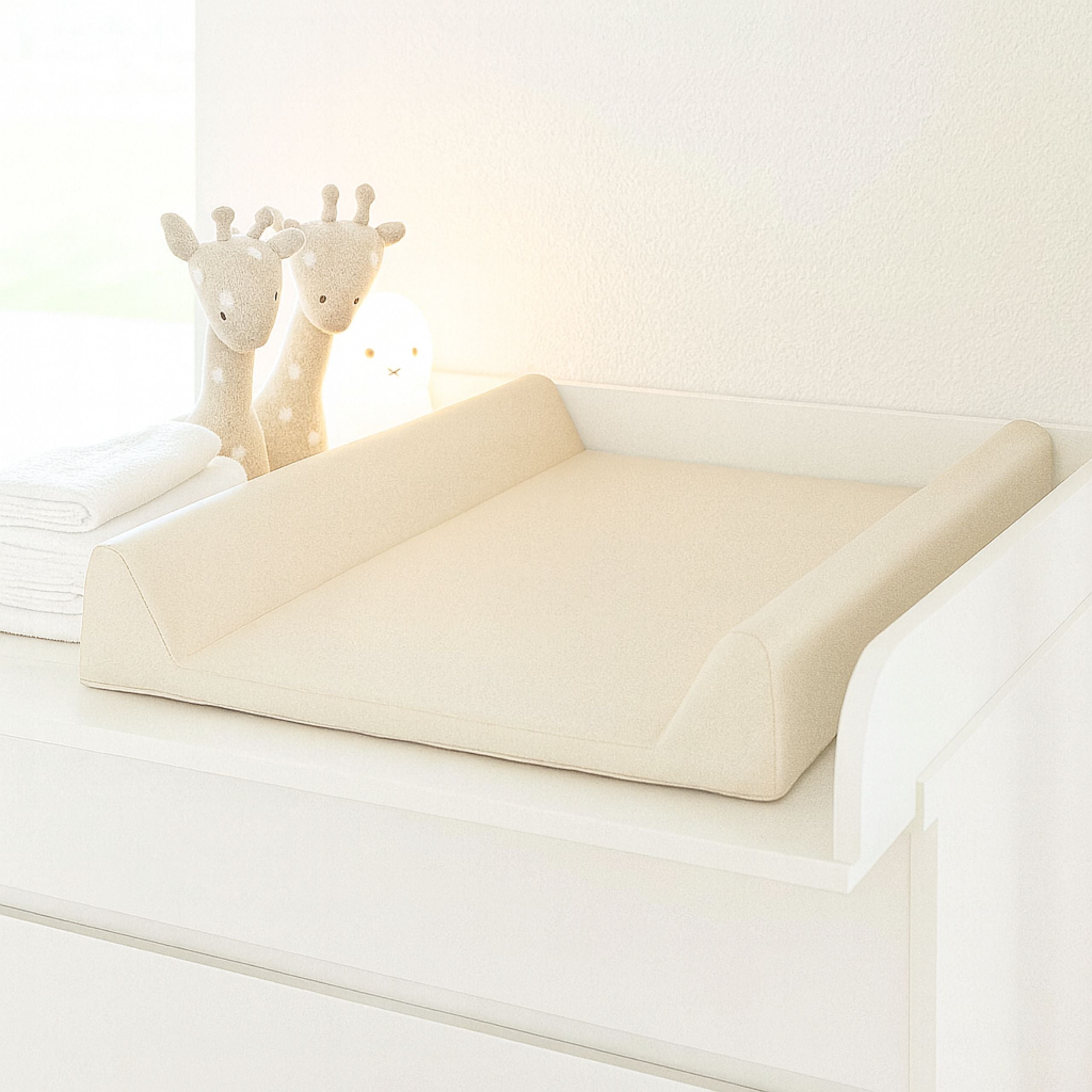 AMIKU, Matelas à langer doux pour bébés, Coussin à langer pour bébé, Mousse profilée pour changer les bébés, Coussin pour table ou commode, 50Cmx70Cm, Produit pour le soin des bébés, Sûr, Fabriqué en Europe, pour la maternelle, 100% imperméable, 100% anti