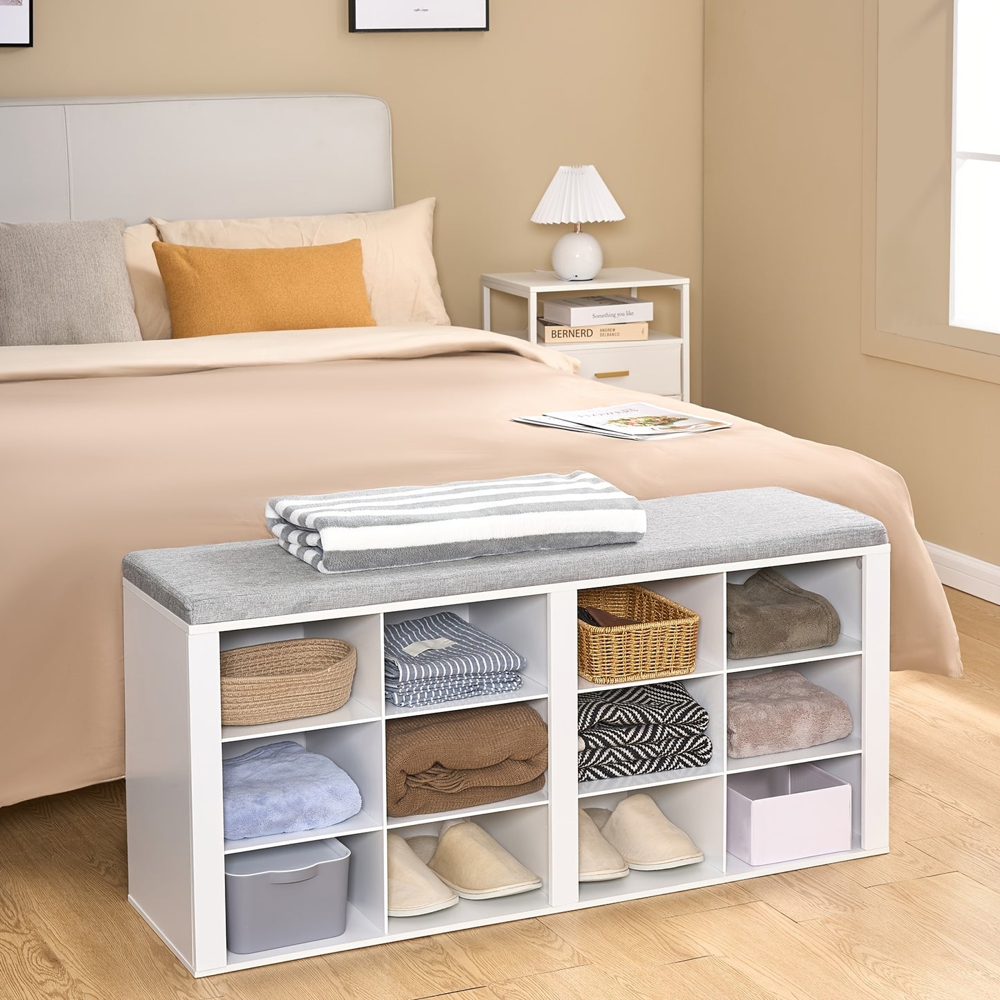 Banc de Rangement pour Chaussures, Siège avec Étagère, Incluant un Meuble, Coussins Rembourrés, Doté de 12 Compartiments, Convient aux Salons, Couloirs et Chambres, dans une Couleur Blanc-Gris