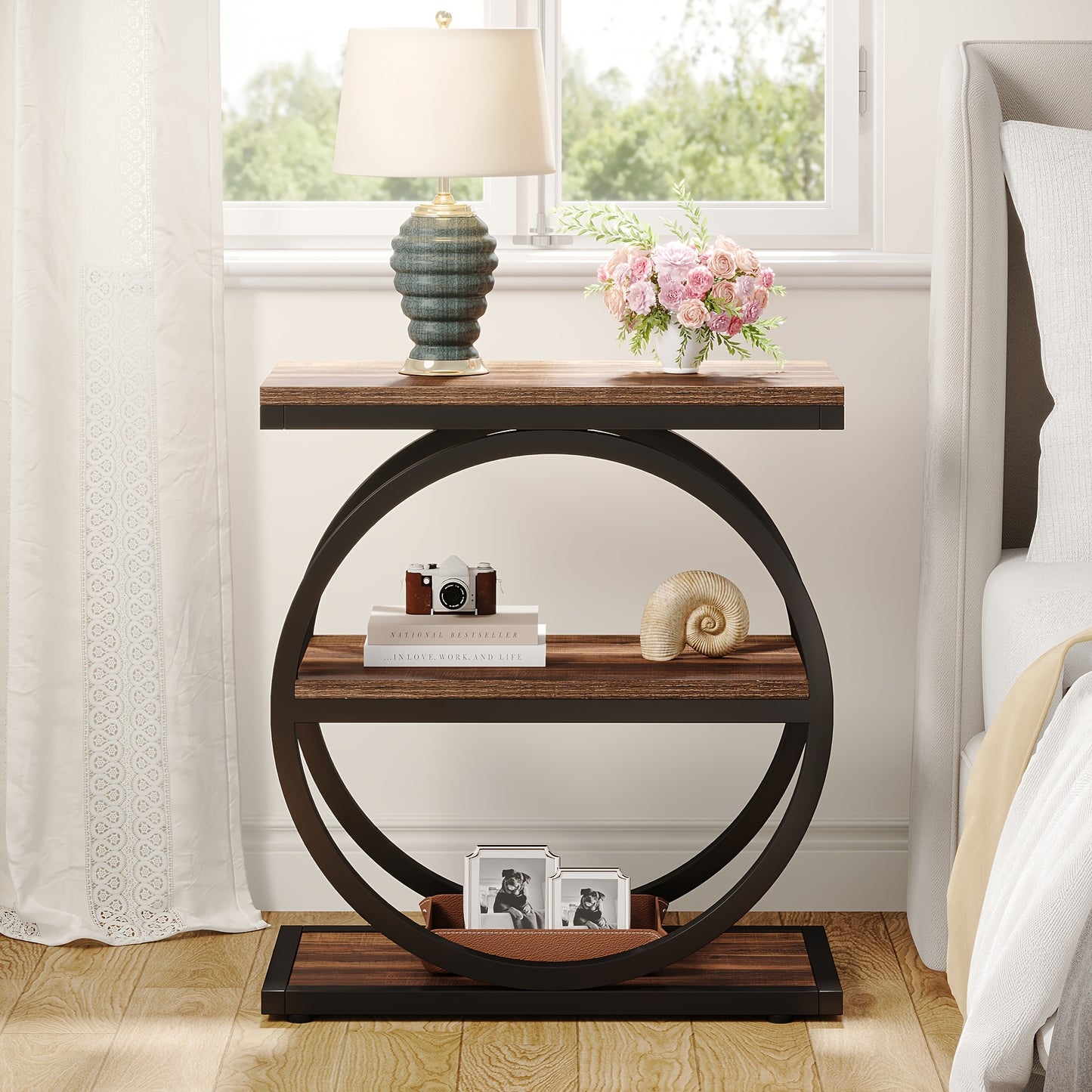 Table d'Appoint Étroite Industrielle Moderne à 3 Niveaux pour Canapé - Conception Gain de Place avec 3 Étagères de Rangement, Finition Chêne et Noir, Cadre Robuste en MDF E1 et Métal, Montage Facile pour Salon, Chambre ou Entrée