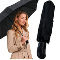 PARAPLUIE XXL NOIRE PLIANTE AUTOMATIQUE ET RÉSISTANTE AU VENT. Ouverture et fermeture à un bouton. Armature robuste à 8 baleines en acier à ressort et fibre de carbone. Diamètre XXL de 96 cm. Matériau à séchage rapide avec revêtement UV. Longueur compacte