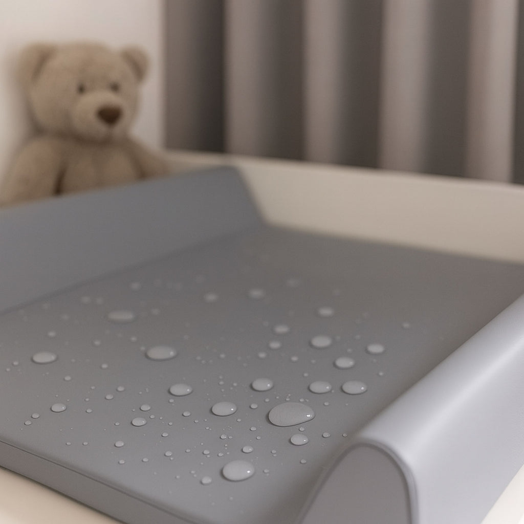 AMIKU, Matelas à langer doux pour bébés, Coussin à langer pour bébé, Mousse profilée pour changer les bébés, Coussin pour table ou commode, 50Cmx70Cm, Produit pour le soin des bébés, Sûr, Fabriqué en Europe, pour la maternelle, 100% imperméable, 100% anti