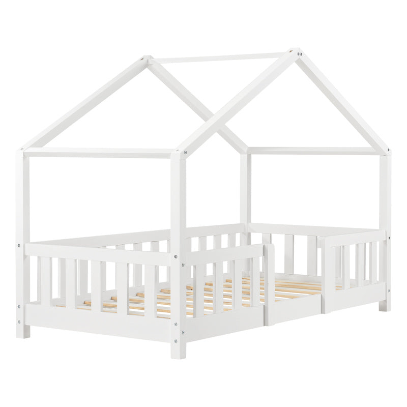 Lit pour enfants Treviolo de style maison avec protection contre les chutes en bois de pin