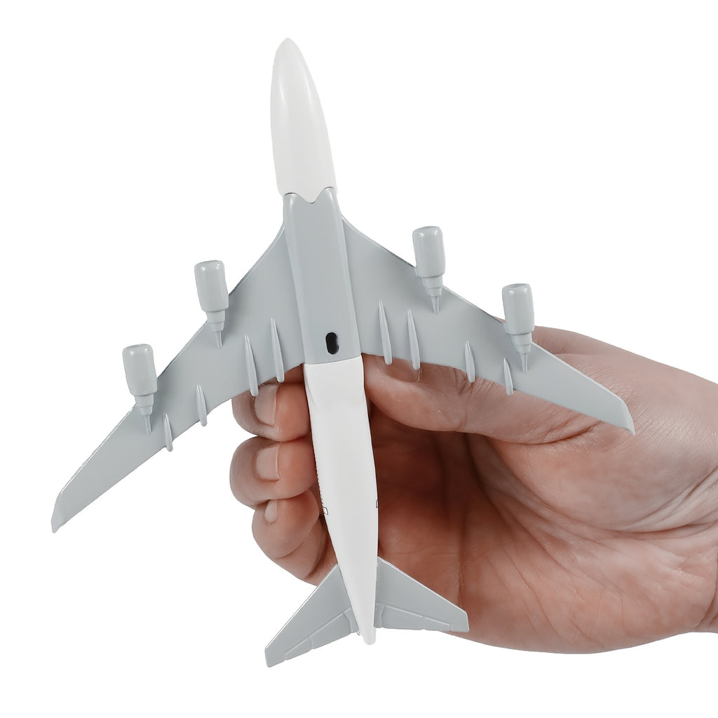 Un cadeau idéal pour les passionnés d'aviation et les pilotes ! Ce modèle en métal à l'échelle 1:400 de l'avion B747 est parfaitement proportionné pour être exposé sur un bureau. Il constitue un cadeau original et attentionné pour les anniversaires ou les