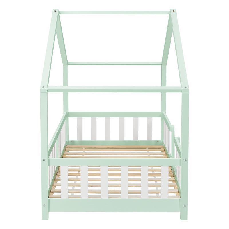 Lit pour enfants Treviolo de style maison avec protection contre les chutes en bois de pin