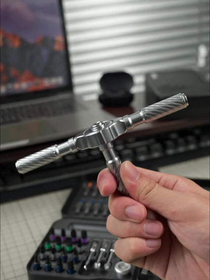 Un kit de tournevis à cliquet 66-en-1 avec 62 embouts magnétiques. Ce ensemble portable comprend une poignée multifonctionnelle avec un aimantateur et un capuchon rotatif, ce qui le rend idéal pour les appareils de précision comme les montres, les lunette